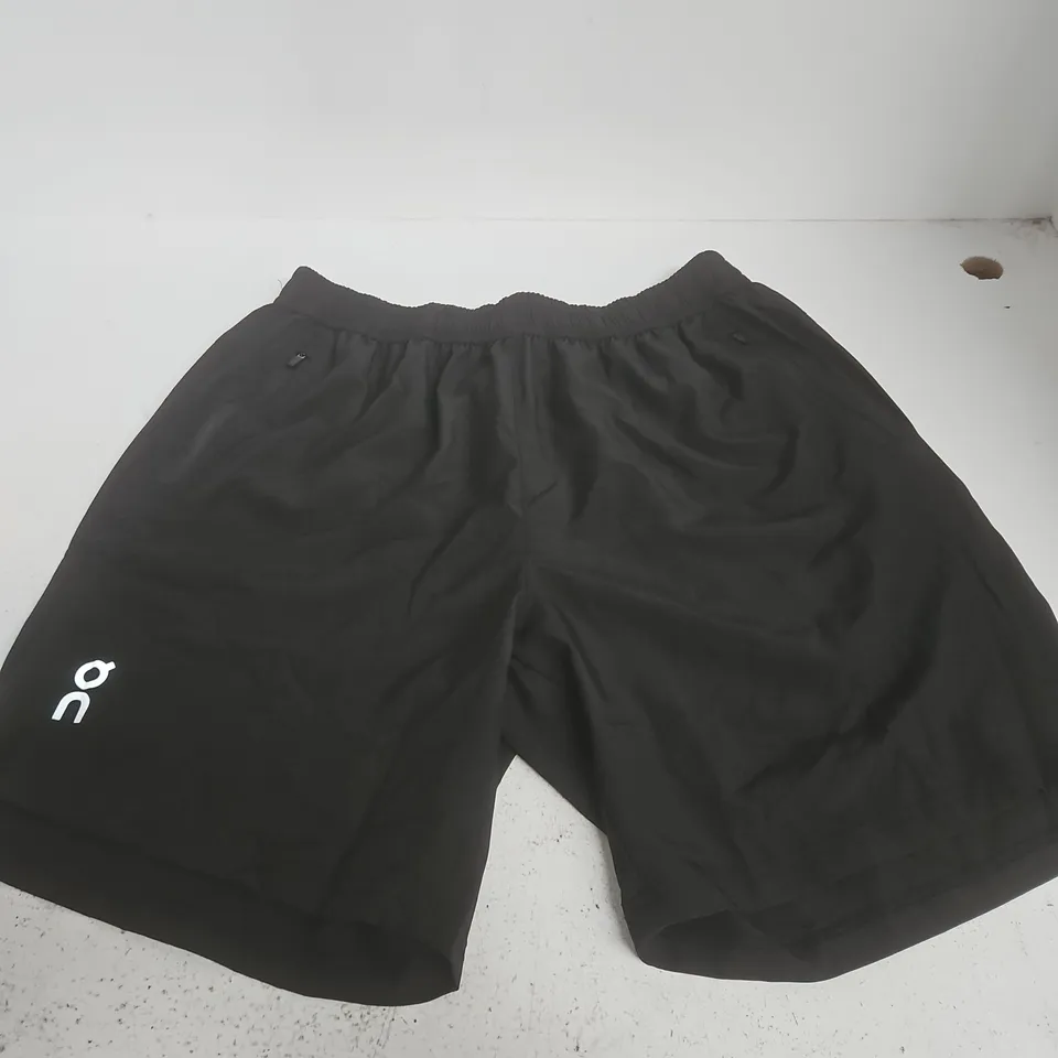 ON RUNNING MEN'S BLACK TRAINING SHORTS – UK L (ORIGINAL: L)