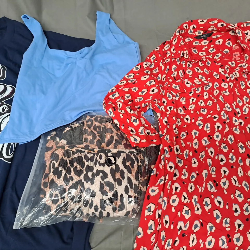 BOX OF APPROXIMATELY 20 ASSORTED CLOTHING & FASHION ITEMS IN VARIOUS STYLES AND SIZES TO INCLUDE GILDAN, NEXT, ETC