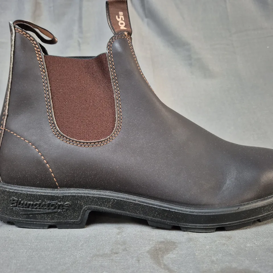 BOXED PAIR OF BLUNDSTONE ELASTIC SIDED BOOTS IN BROWN UK SIZE 11