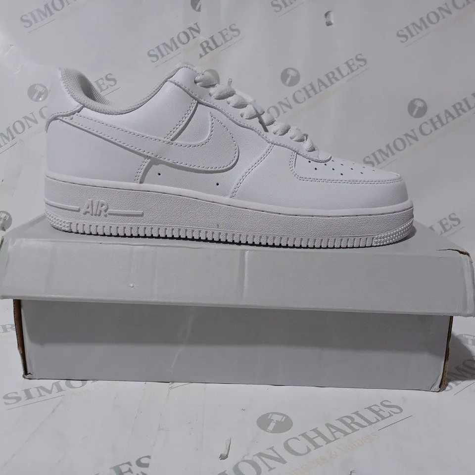 BOXED PAIR OF NIKE AIR FORCE 1 '07 TRAINERS IN WHITE UK SIZE 9