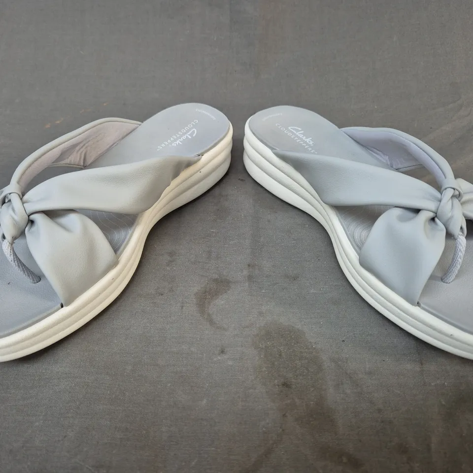 BOXED PAIR OF CLARKS CLOUDSTEPPERS TOE-POST SANDALS IN GREY UK SIZE 7