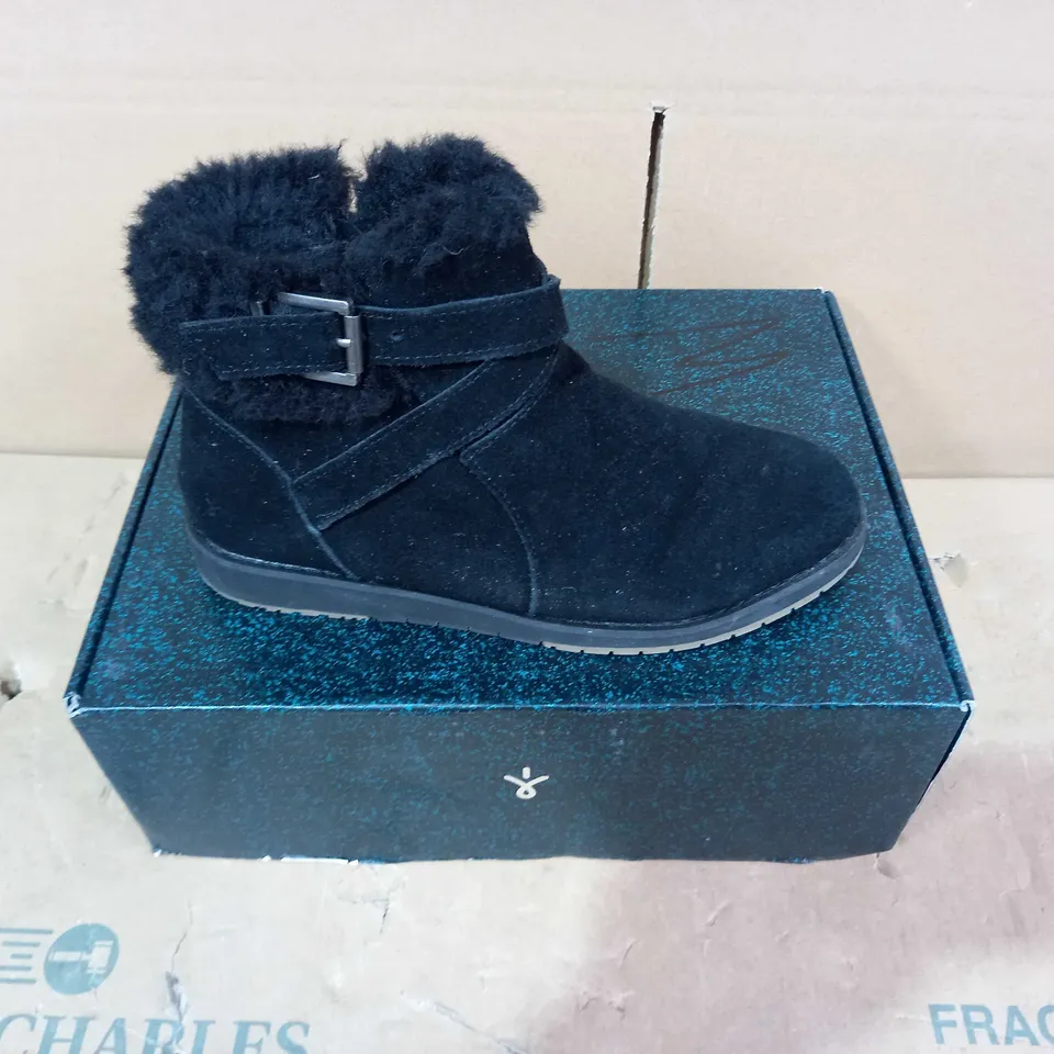 BOXED PAIR OF EMU AUSTRALIA - SIZE 7