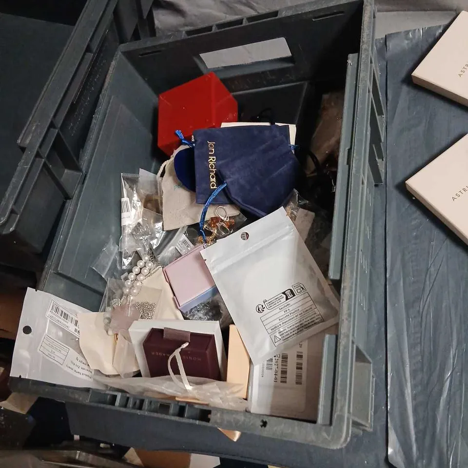 LARGE QUANTITY OF ASSORTED JEWELLERY AND ACCESSORIES