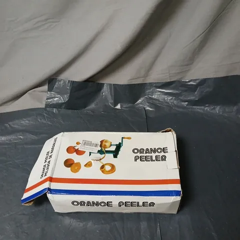 BOX OF APPROXIMATELY 20 ASSORTED HOUSEHOLD ITEMS INCLUDING ORANGE PEELER , CHRISTMAS GIFT BAGS AND LED LIGHT 