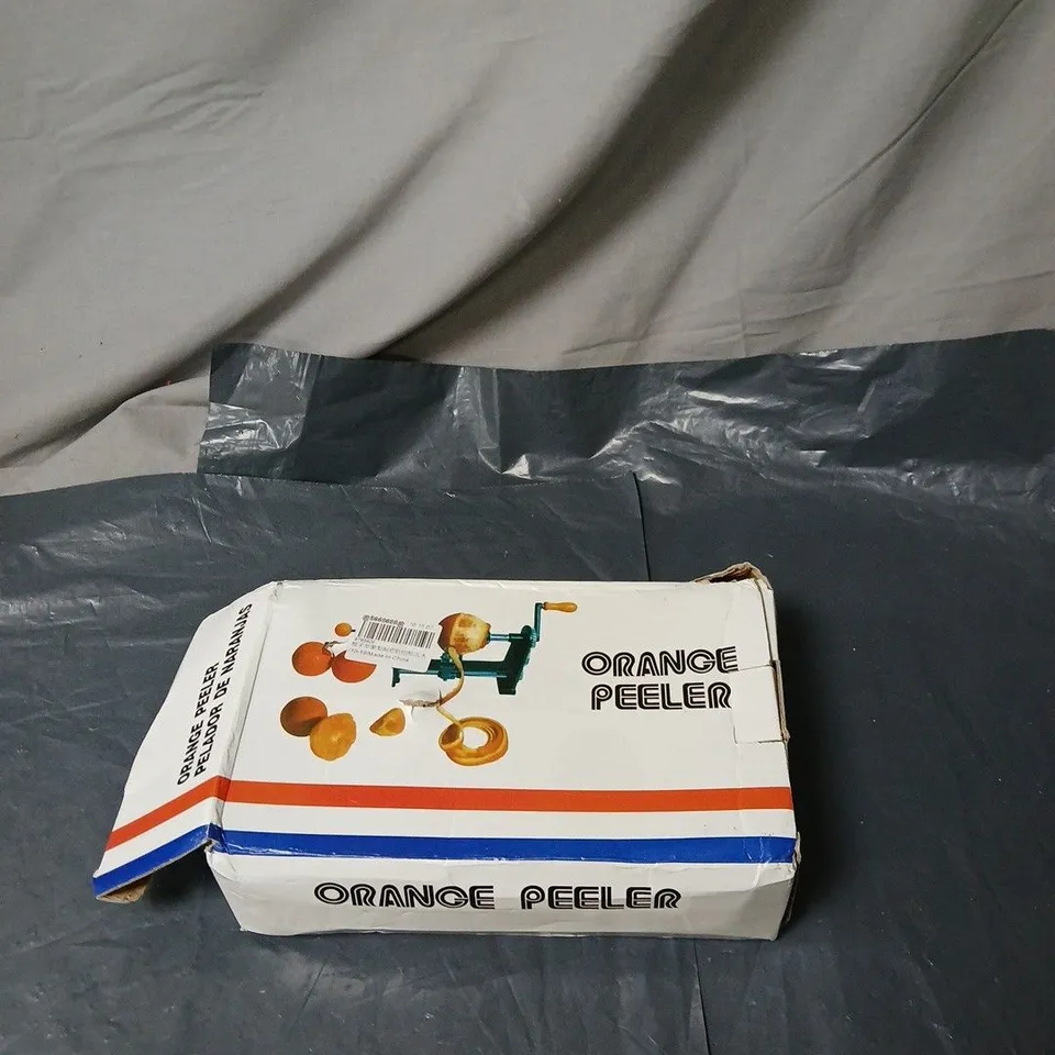 BOX OF APPROXIMATELY 20 ASSORTED HOUSEHOLD ITEMS INCLUDING ORANGE PEELER , CHRISTMAS GIFT BAGS AND LED LIGHT 