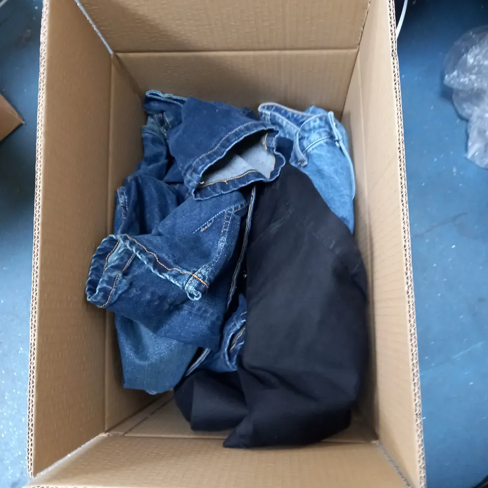 BOX OF ASSORTED JEANS APPROXIMATELY 8 TO INCLUDE COLOURS BLUE, DARK BLUE, BLACK 