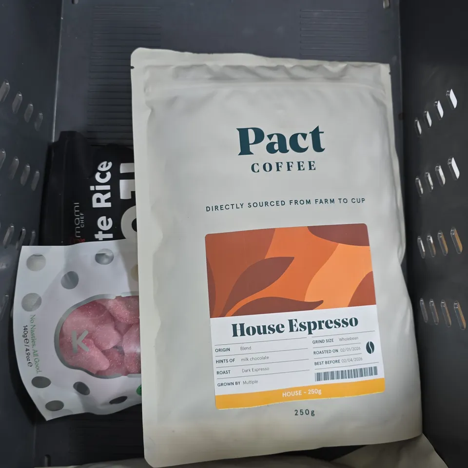 APPROXIMATELY 10 ASSORTED FOOD/DRINK PRODUCTS TO INCLUDE QUALITY STREET, KOJI RICE, LINDT CHOCOLATE ETC 