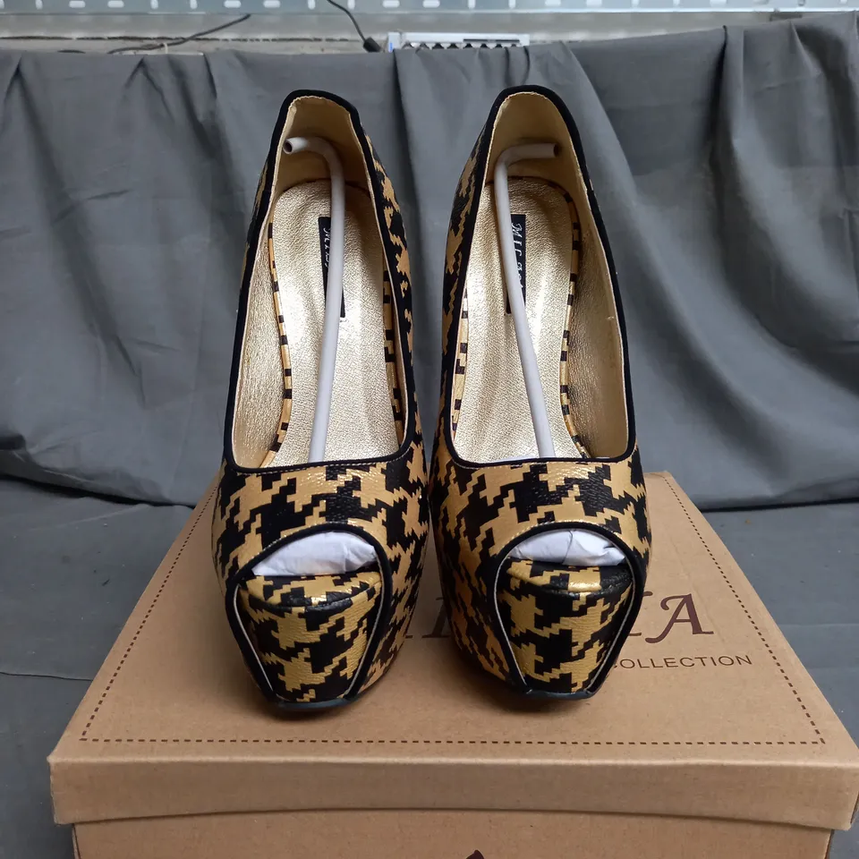 APPROXIMATELY 12 WOMENS GOLD PATTERN HIGH HEEL SHOES IN VARIOUS SIZES