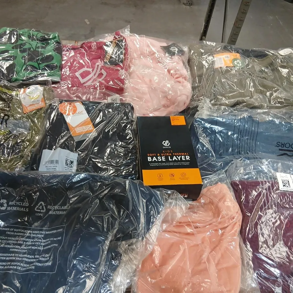 APPROXIMATELY 41 ITEMS OF ASSORTED REGATTA/DARE2B CLOTHING AND ACCESSORIES