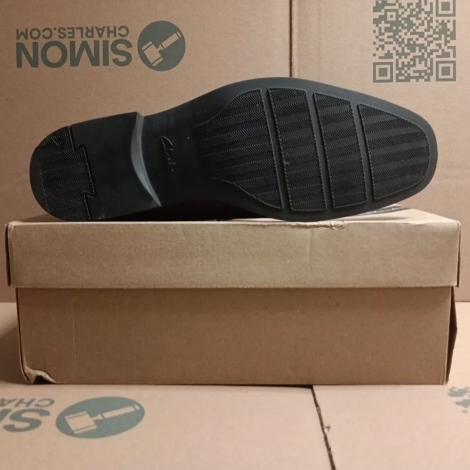 BOXED PAIR OF CLARKS LACE UP SHOES IN BROWN SIZE UK 10