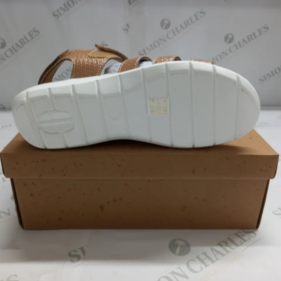 BOXED PAIR OF CUSHION WALK ONE TOUCH CLOSE SANDALS IN TAN - SIZE 6 