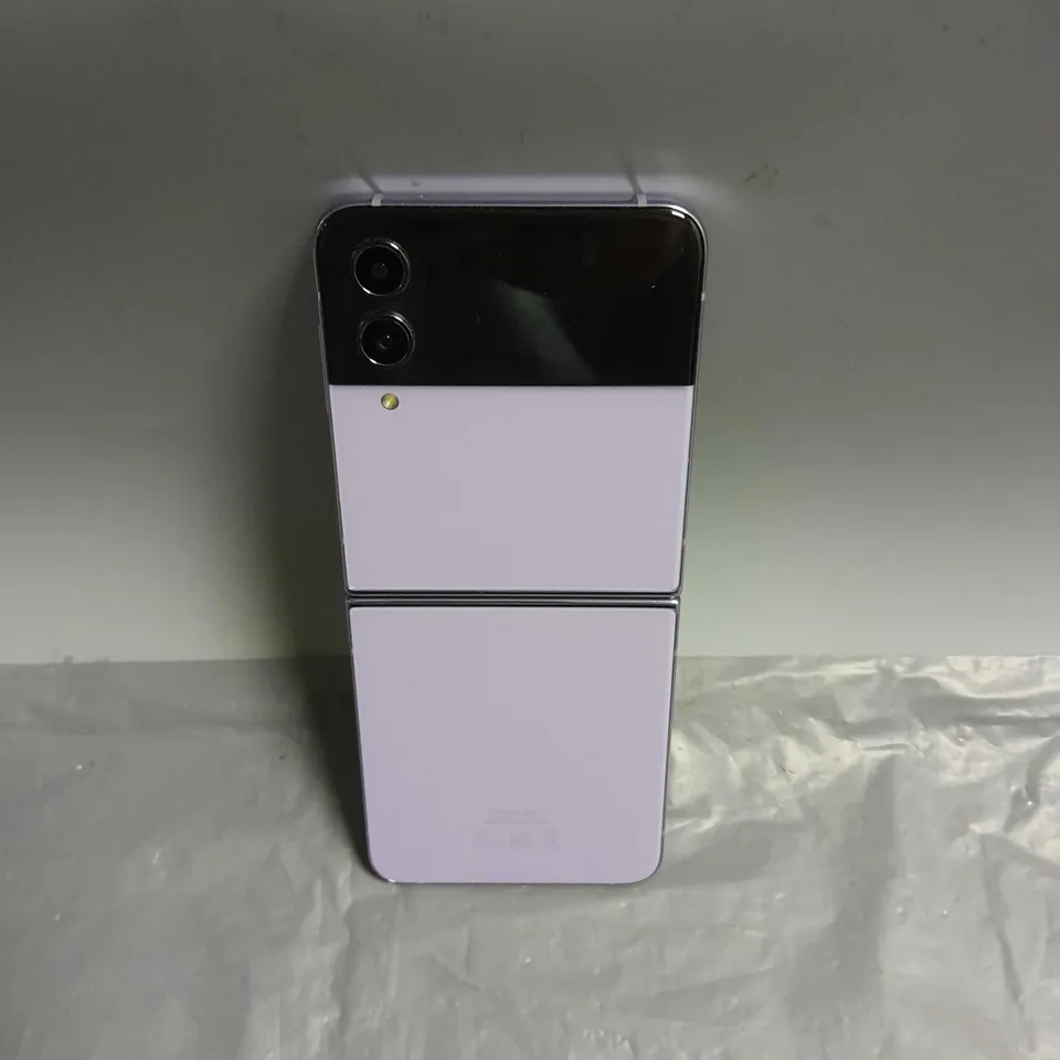 SAMSUNG GALAXY Z FLIP 4 IN PURPLE 