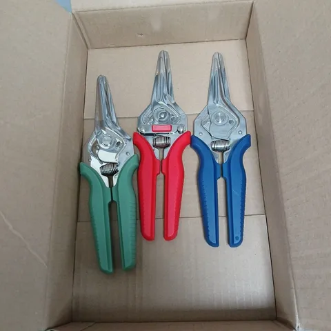 APPROXIMATELY 3 X KUHN RIKON CLASSIC SHEARS SET IN VARIOUS COLOURS