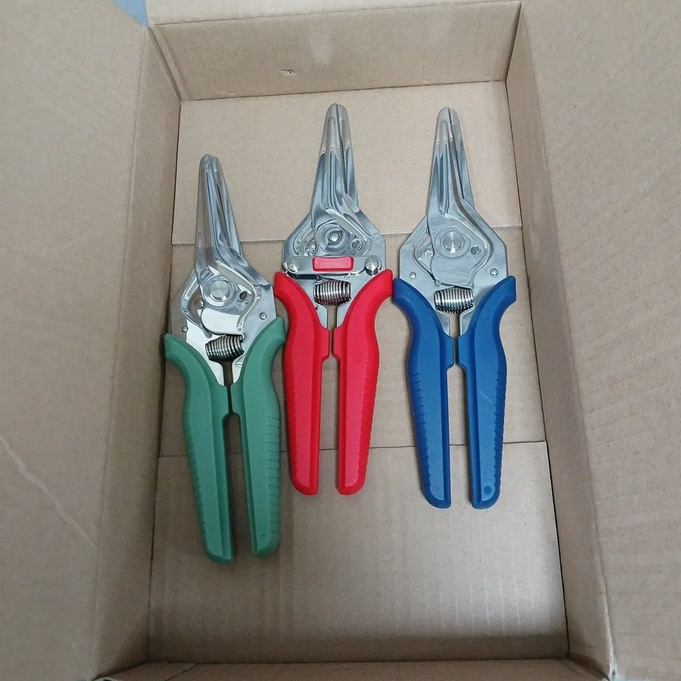 APPROXIMATELY 3 X KUHN RIKON CLASSIC SHEARS SET IN VARIOUS COLOURS