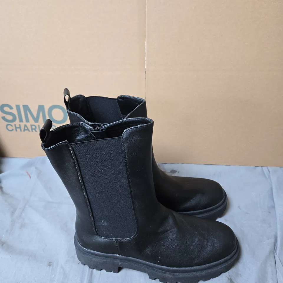 BLACK LEATHER CHELSEA BOOTS WITH ELASTIC SIDES – CHUNKY SOLE SIZE 7 