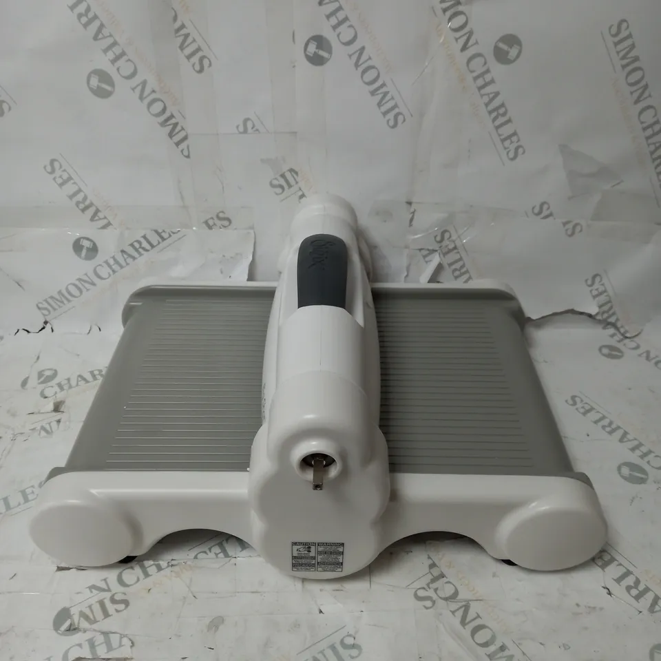 SIZZIX A4 ESSENTIAL KIT FOR SHAPE CUTTING AND EMBOSSING