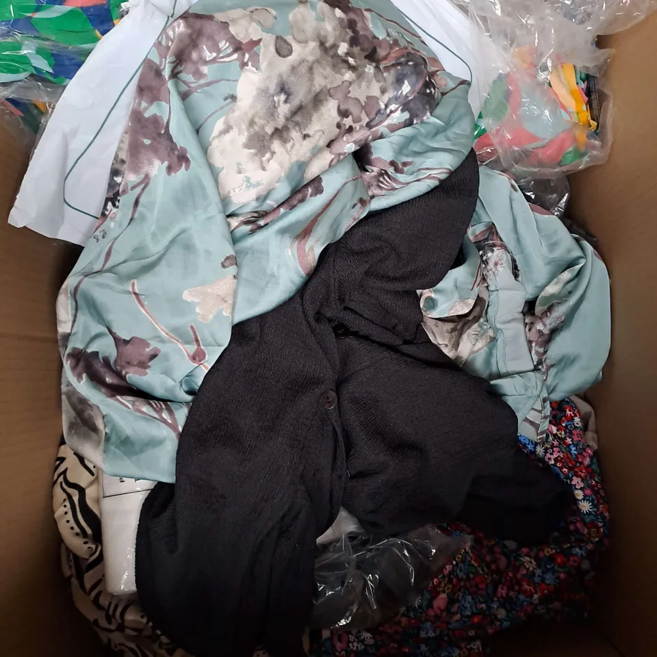 BOX OF APPROXIMATELY 25 ASSORTED CLOTHING ITEMS TO INCLUDE - DRESSES, TSHITS, JACKET ETC