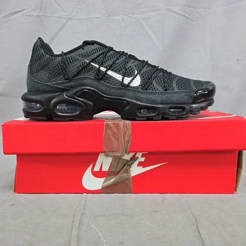 BOXED PAIR OF NIKE AIR MAX PLUS UTILITY SHOES IN BLACK SIZE UK 10