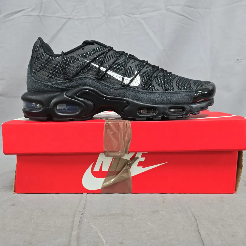 BOXED PAIR OF NIKE AIR MAX PLUS UTILITY SHOES IN BLACK SIZE UK 10