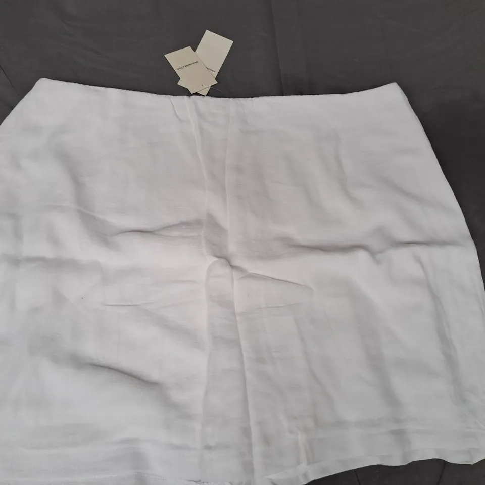 ABERCROMBIE & FITCH SKIRT IN WHITE SIZE LARGE