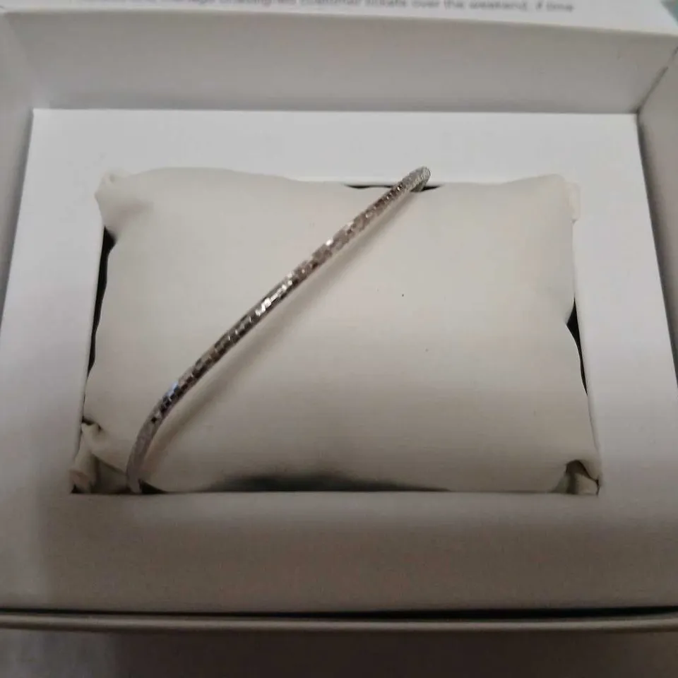WHITE GOLD 9CT ITALIAN GOLD DIAMOND CUT SLIP ON BANGLE 1G