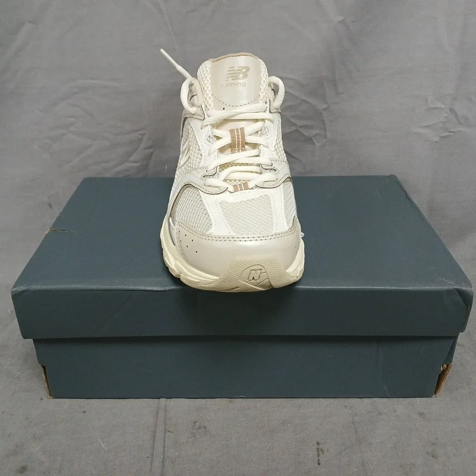 BOXED PAIR OF NEW BALANCE 530 TRAINERS IN BEIGE SIZE UK 6