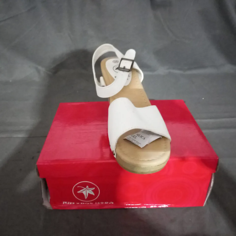APPROXIMATELY 12 BOXED PAIR OF BLOCK HEELED SANDALS VARIOUS SIZES TO INCLUDE SIZE 38EU 