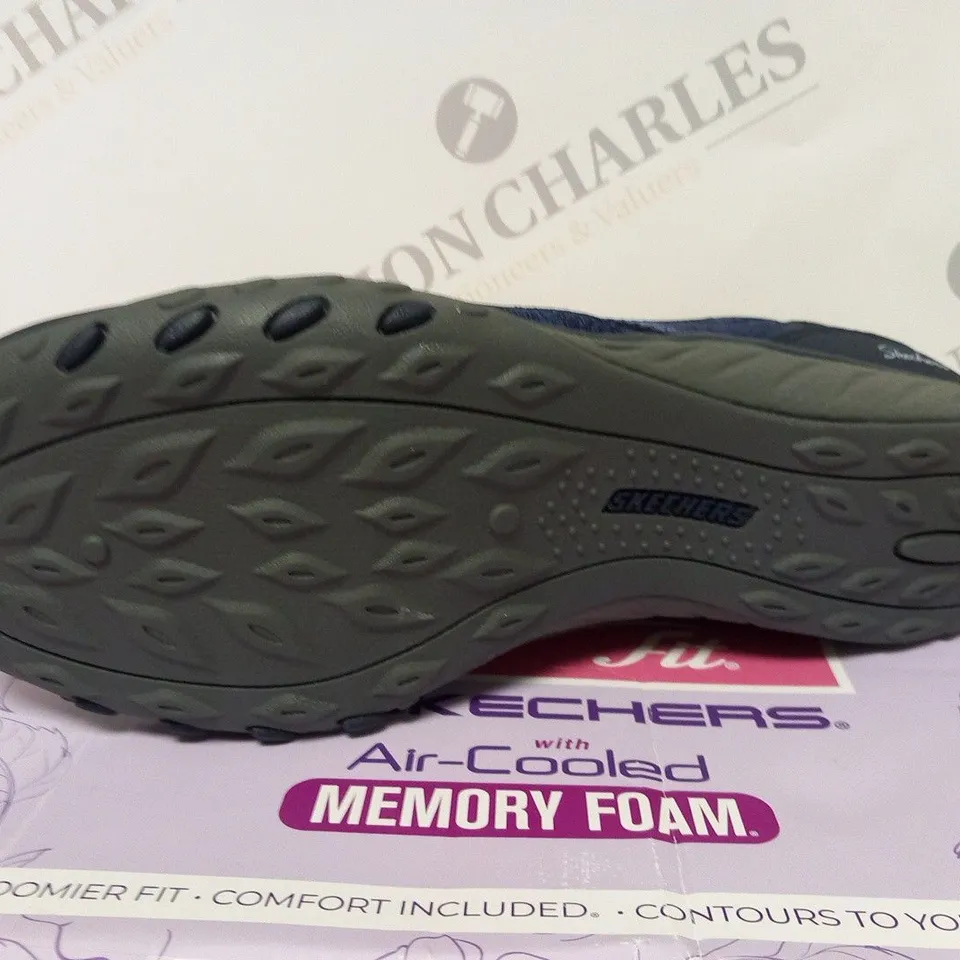 BOXED SKETCHERS BREATHE EASY LD00 SIZE 7