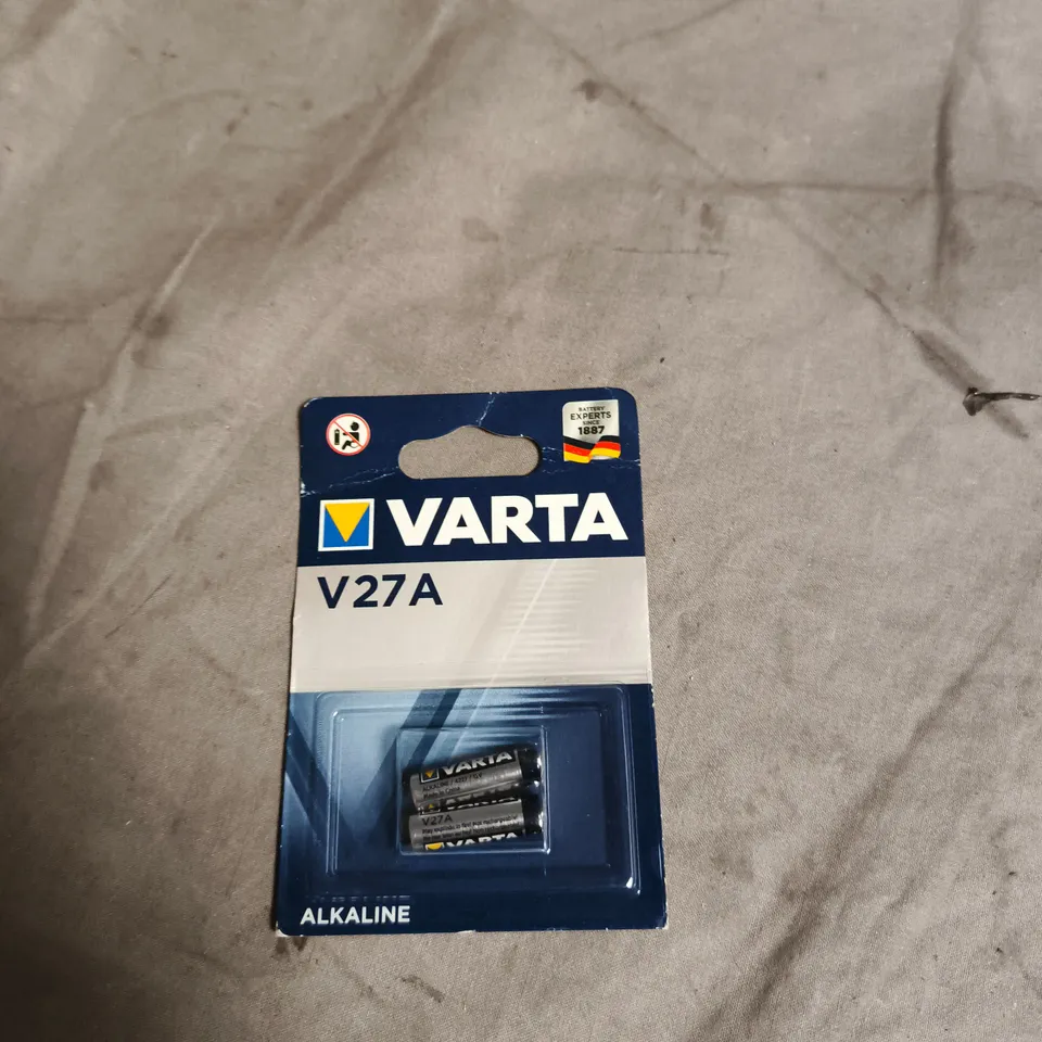 BOX OF APPROXIMATELY 40 ASSORTED ITEMS INCLUDING TV REMOTE , VARTA BATTERIES AND ROCOREN PHONE CASE 