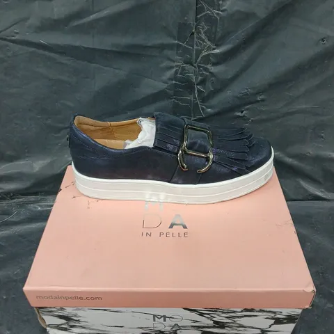BOXED PAIR OF MODA IN PELLE TASSLE TRAINER NAVY 