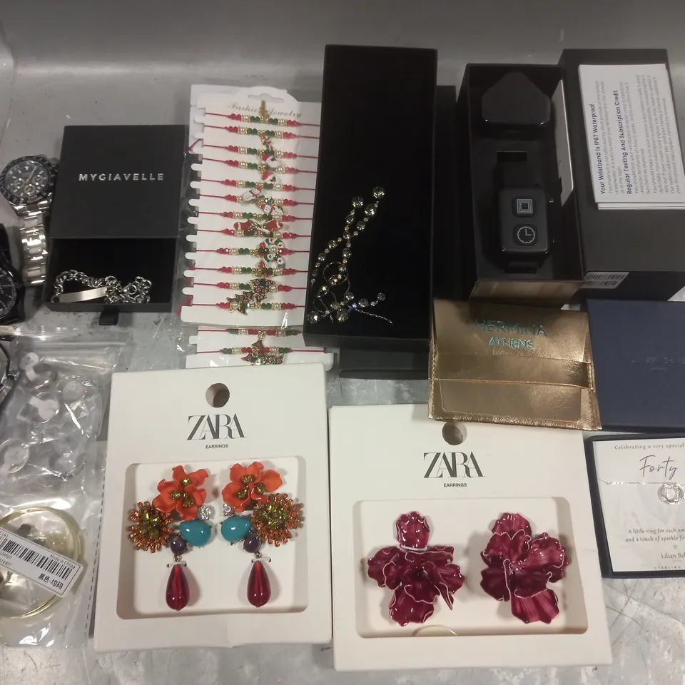 LOT OF ASSORTED JEWELLERY AND WATCH ITEMS TO INCLUDE EARRINGS, WATCHES AND NECKLACES