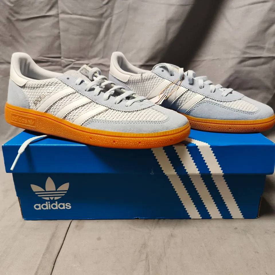 BOXED PAIR OF ADIDAS HANDBALL SPEZIAL WOMEN'S SHOES IN PALE BLUE/WHITE SIZE UK 7