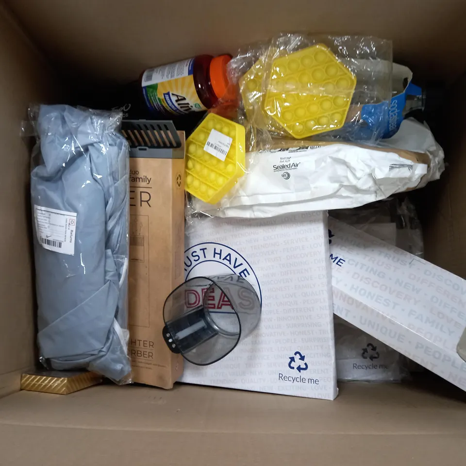 LARGE QUANTITY OF HOUSEHOLD ITEMS TO INCLUDE SODASTREAM BOTTLES, PUMP SACK, COFFEE GRINDER, ETC