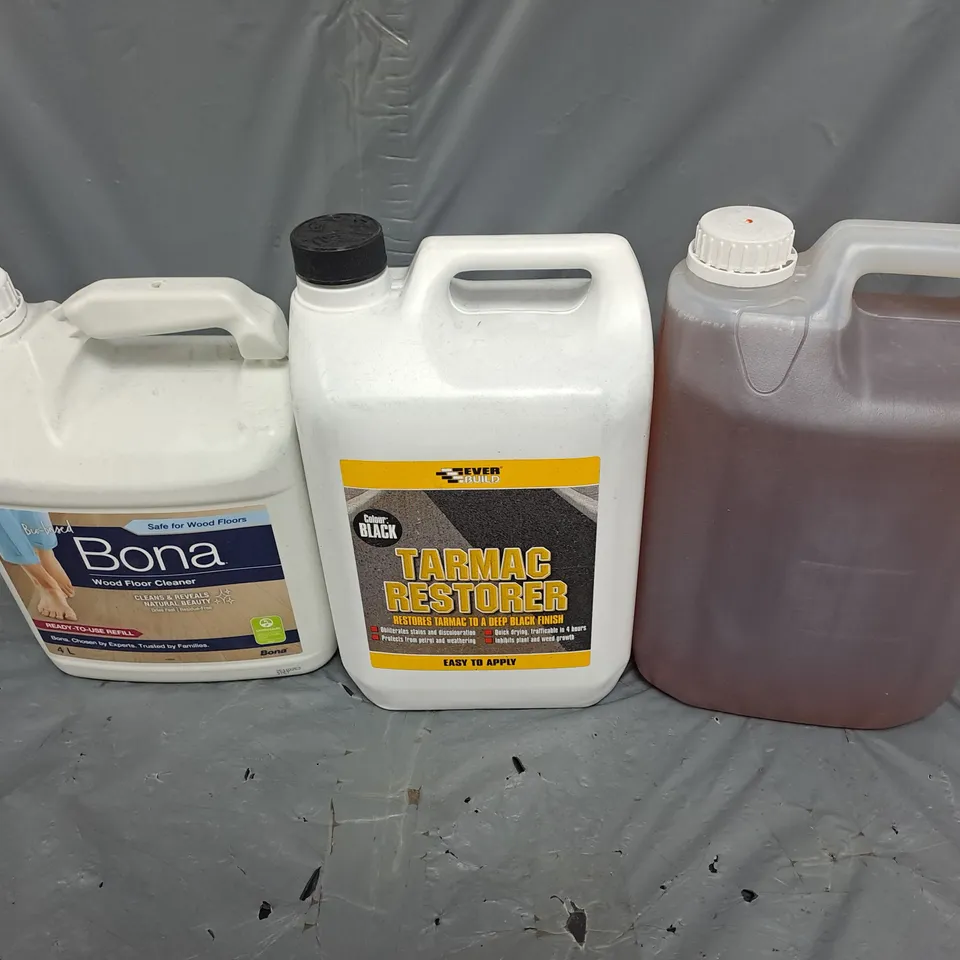 APPROXIMATELY 3 ASSORTED CLEANING PRODUCTS TO INCLUDE - EVERBUILD TARMAC RESTORER - BONA WOOD FLOOR CLEANER - COLLECTION ONLY