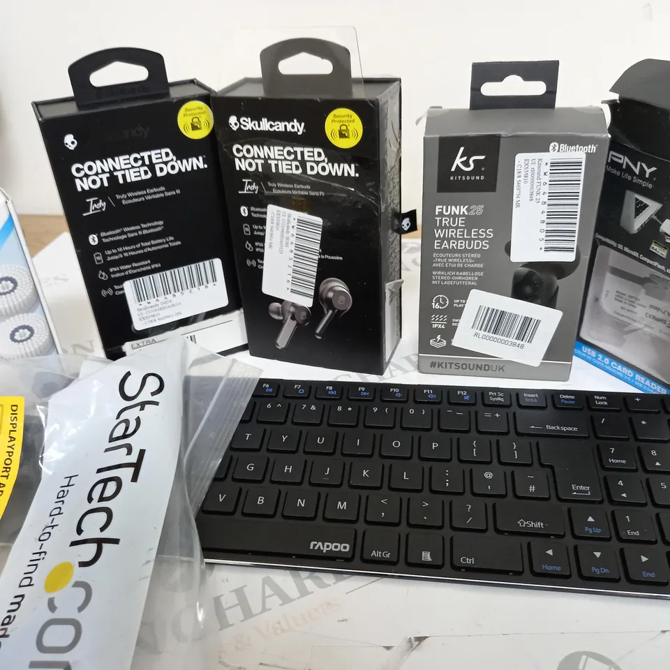 APPRROXIMETELY 7 ASSORTED ELECTRICAL ITEMS INCLUDING, SKULLCANDY WIRELESS EARPHONES, RAPOO KEYBOARDS
