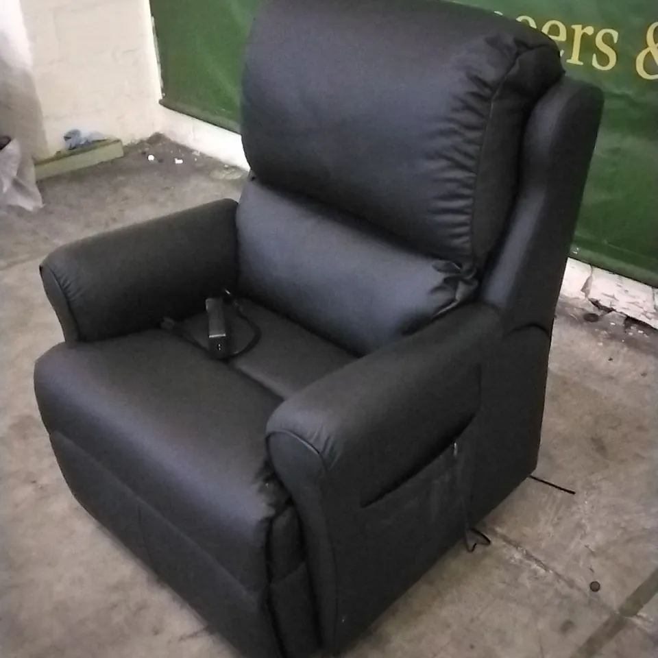 QUALITY BRITISH DESIGNED & MANUFACTURED G PLAN NEWMARKET LARGE DUAL ELEVATE CAMBRIDGE BLACK LEATHER ARMCHAIR