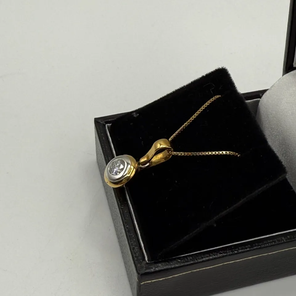 18CT GOLD PENDANT ON CHAIN, SET WITH A NATURAL DIAMOND