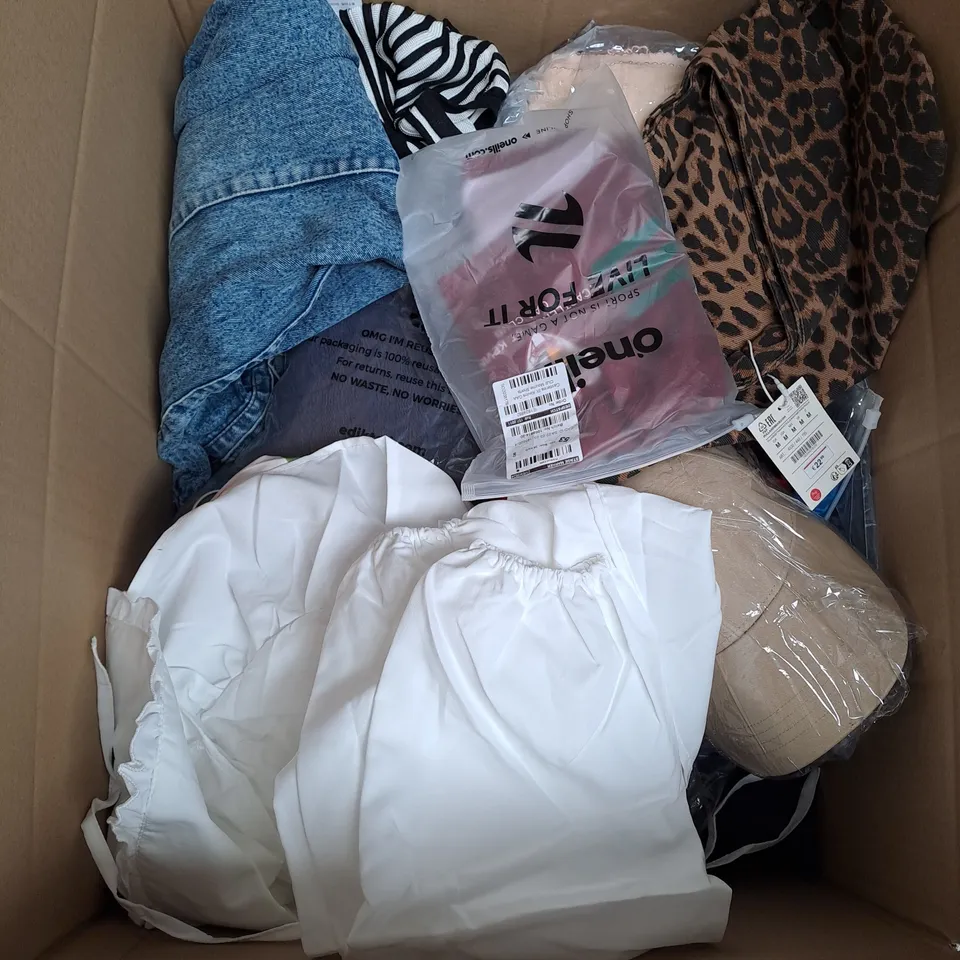 BOX OF APPROXIMATELY 20 ASSORTED CLOTHING AND FASHION ITEMS IN VARIOUS STYLES AND SIZES TO INCLUDE TOPS , DRESSES , JEANS , ETC