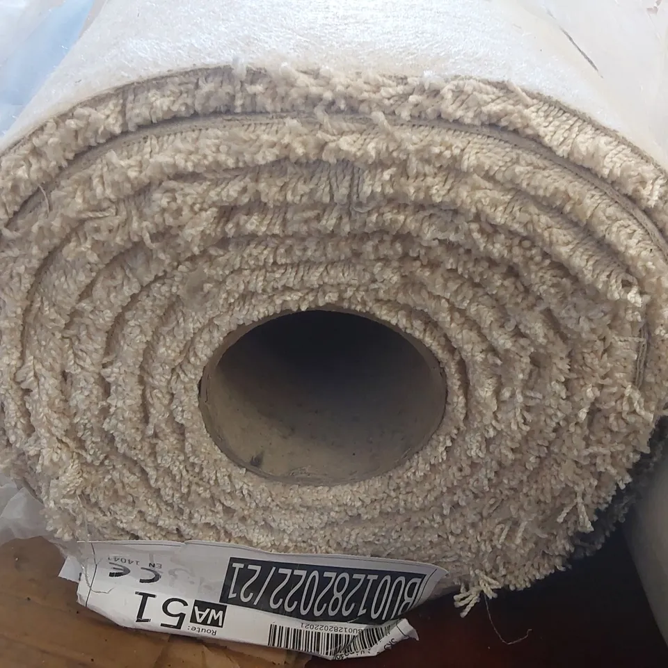 ROLL OF QUALITY ECLIPSE CHAMPAGNE DELIGHT CARPET - APPROXIMATELY 5.1 x 4m