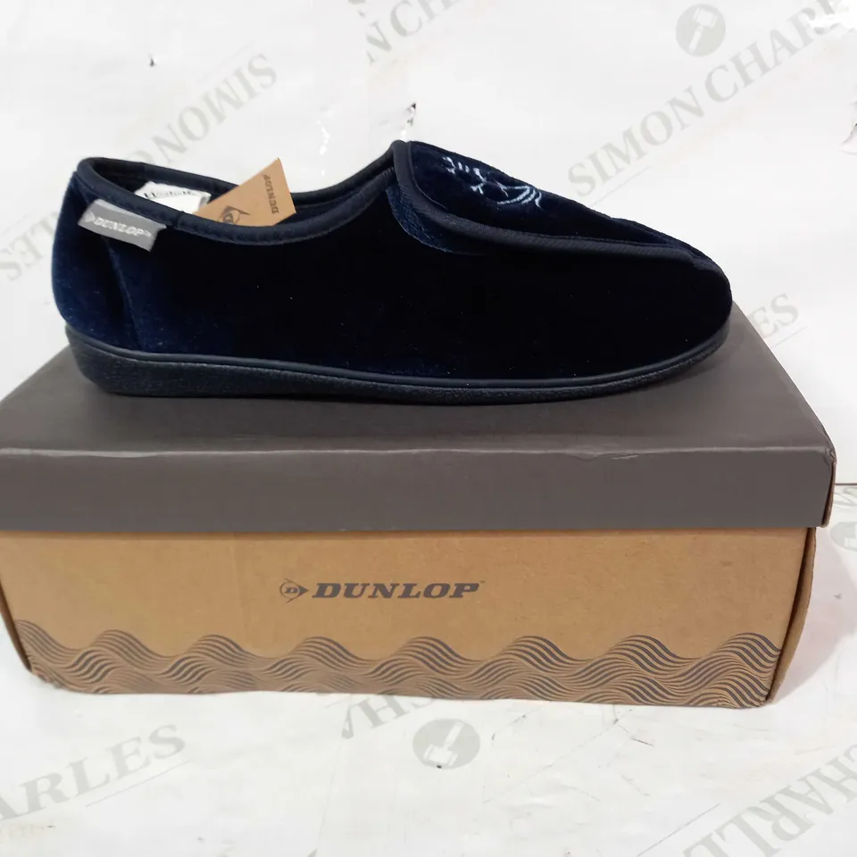 BOXED PAIR OF DUNLOP SLIPPERS IN BLUE UK SIZE 7