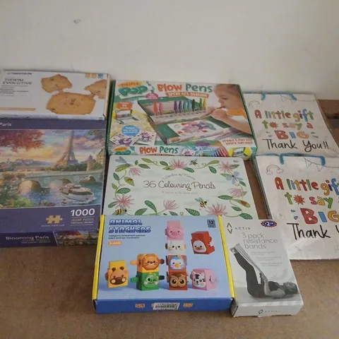 LARGE QUANTITY OF ASSORTED TOYS AND ACCESSORIES TO INCLUDE; ANIMAL STACKERS, PAINT POP BLOW PENS, BLOOMING PARIS JIGSAW AND ENGLAND BOOT BAG