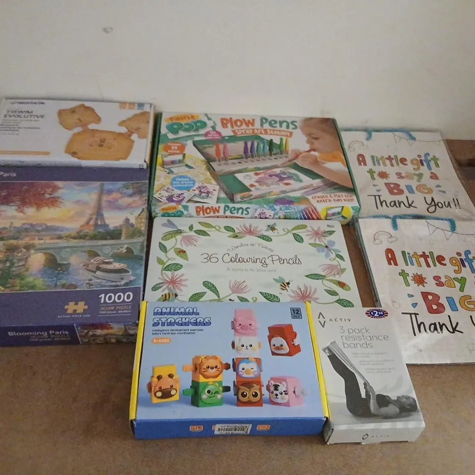 LARGE QUANTITY OF ASSORTED TOYS AND ACCESSORIES TO INCLUDE; ANIMAL STACKERS, PAINT POP BLOW PENS, BLOOMING PARIS JIGSAW AND ENGLAND BOOT BAG
