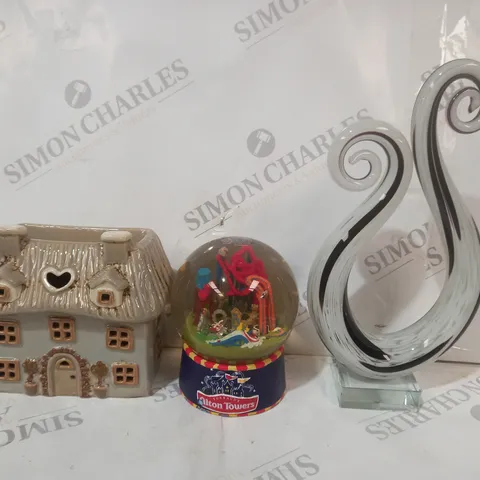 APPROXIMATELY 20 ASSORTED HOUSEHOLD ITEMS TO INCLUDE ALTON TOWERS WATER SPINNER, DECORATIVE GLASS ORNAMENT, ETC - COLLECTION ONLY