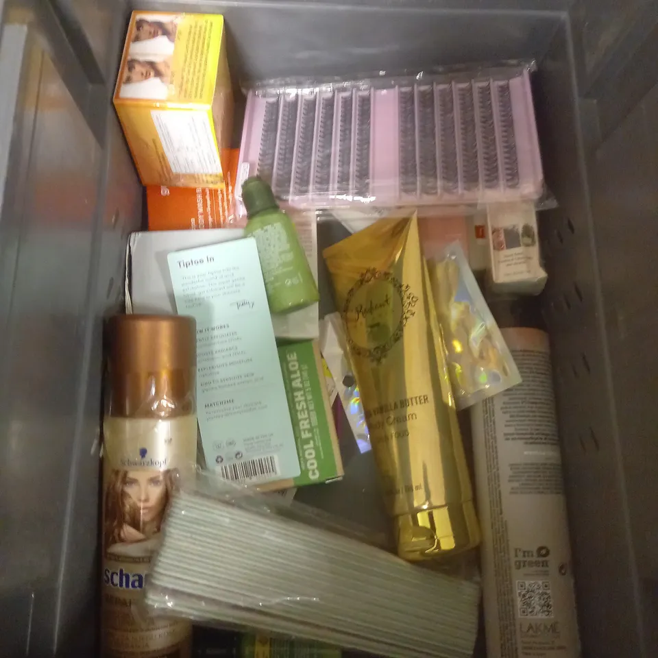 APPROXIMATELY 20 ASSORTED COSMETIC PRODUCTS TO INCLUDE - TRESEMME SHAMPOO - SURE ROLL ON DEODORANT - COLLECTION FOUNDATION - ETC