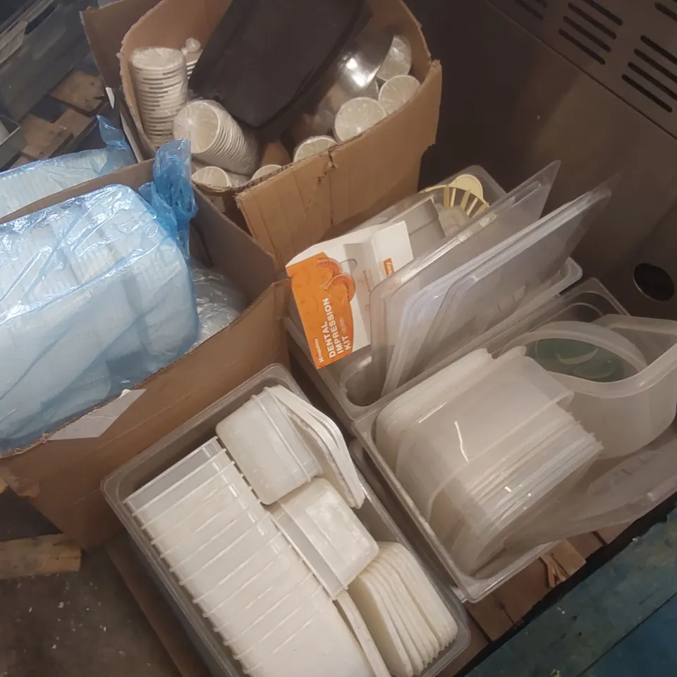PALLET CONTAINING A LARGE QUANTITY OF ASSORTED CATERING ITEMS