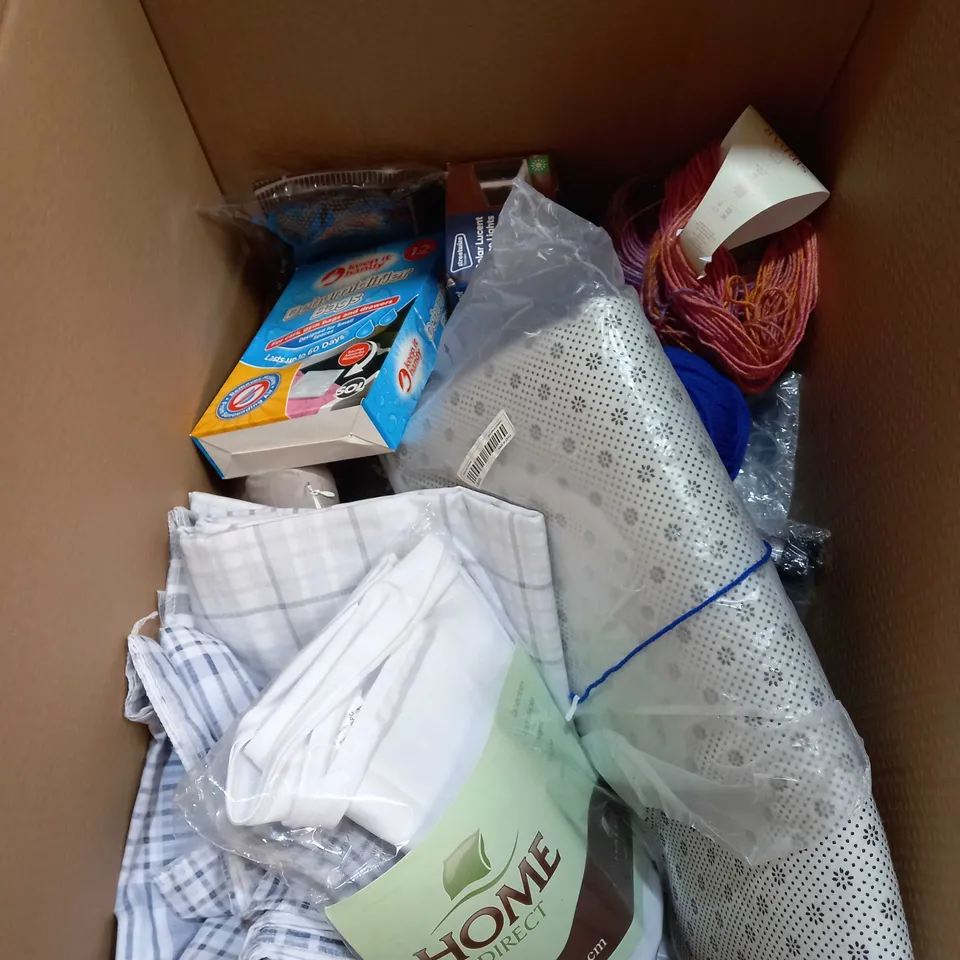 BOX OF APPROXIMATELY 20 ITEMS TO INCLUDE SOLAR LUCENT FENCE LIGHTS, DEHUMIDIFIER BAGS, YARN ETC