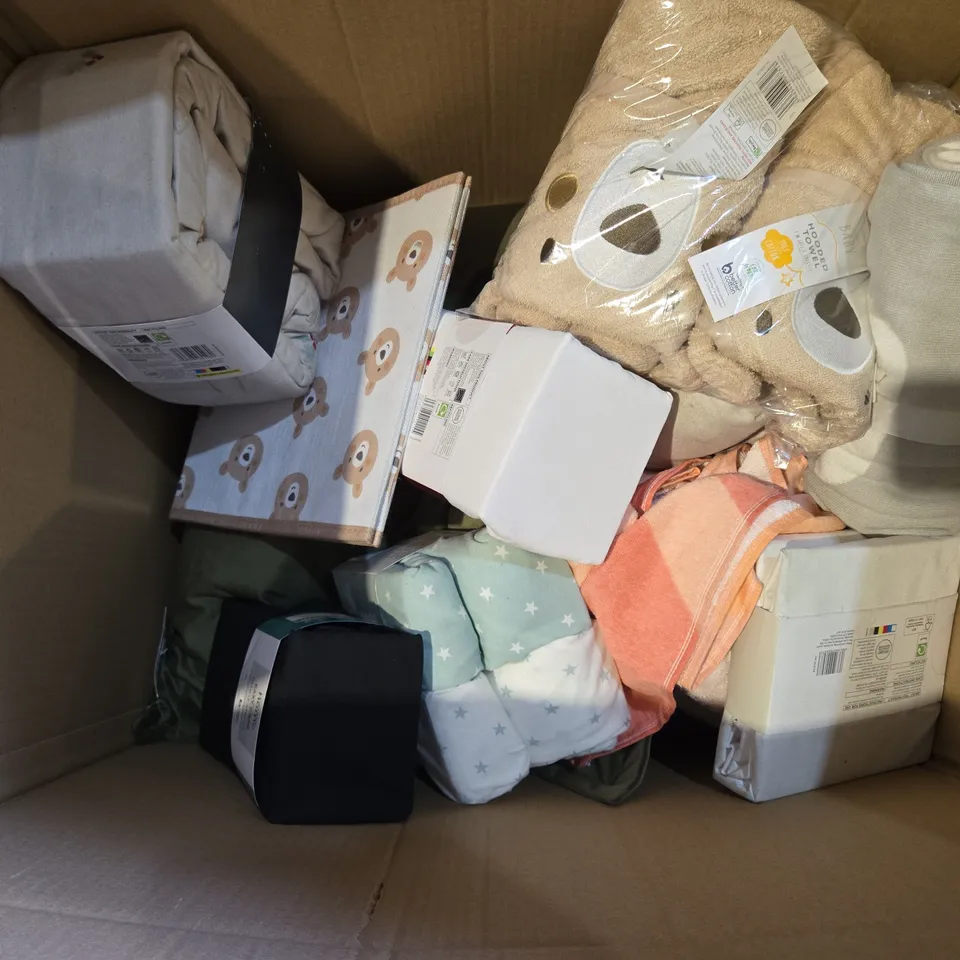 BOX OF APPROXIMATELY 10 ASSORTED BEDDING AND SOFT FURNISHING  ITEMS TO INCLUDE - EXTRA DEEP FITTED SHEET , KIDS MATTRESS PROTECTOR , DUVET SET DOUBLE ETC