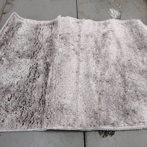 BRAND NEW GILE BATH MAT - SIZE 40CM X 55CM