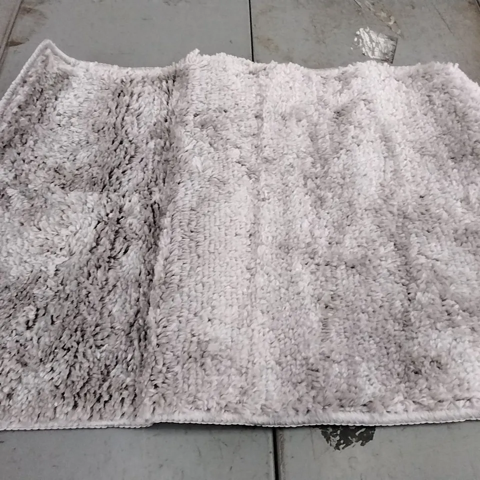 BRAND NEW GILE BATH MAT - SIZE 40CM X 55CM 