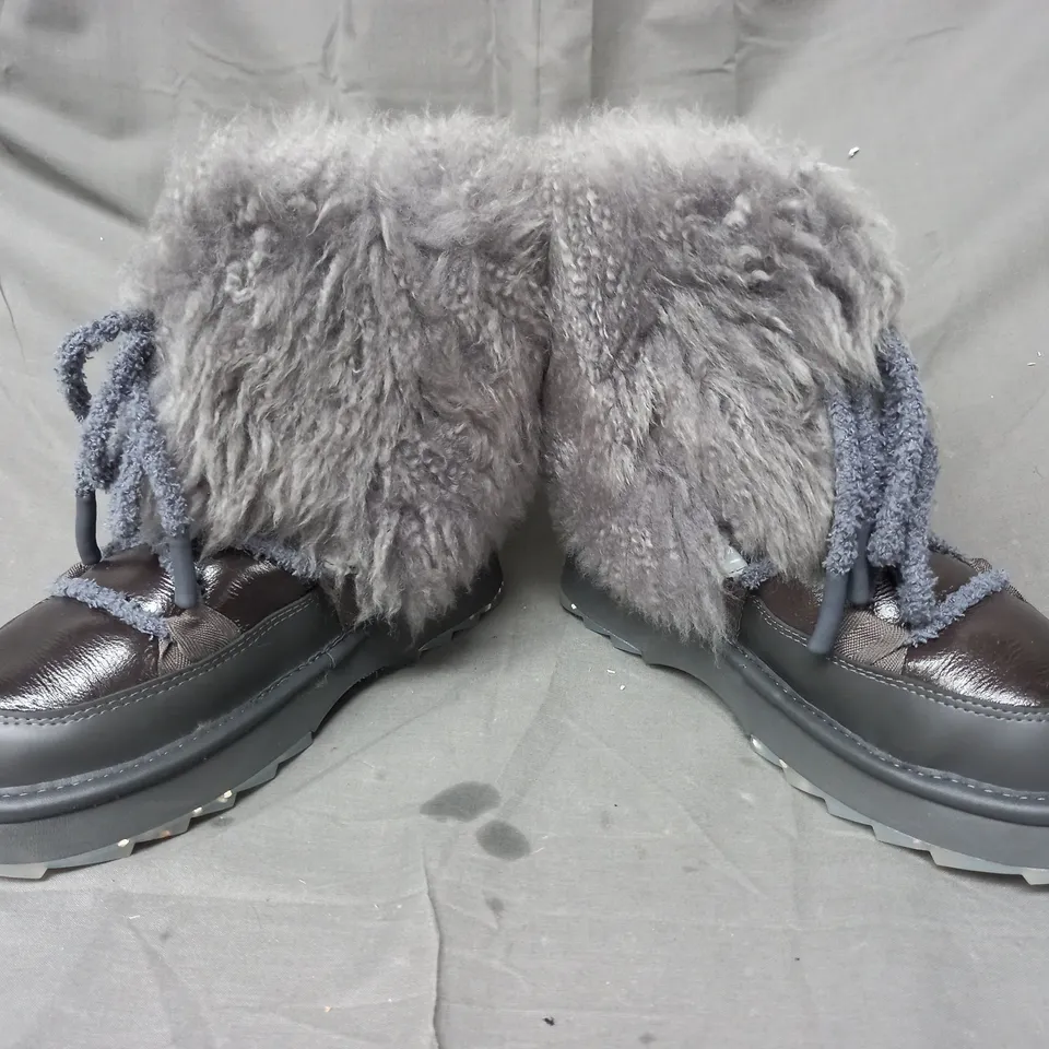 BOXED PAIR OF EMU AUSTRALIA WATER RESISTANT BOOTS IN CHARCOAL SIZE 5